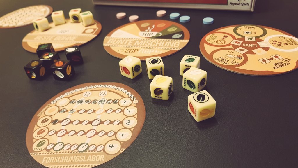Sibi30015224's tweet photo. Heute vom "Pile of Shame" befreit: #VivaJava von @pegasusspiele. Schon wieder ein Spiel mit Kaffee-Thema. 😄 Es sieht super aus, das Material ist echt toll. Die Regeln lesen sich relativ komplex. Dabei ist es eigentlich echt flott gespielt. Echt spannend! Hat uns gefallen 👍🏼💙☕ https://t.co/naIf8fdXBs
