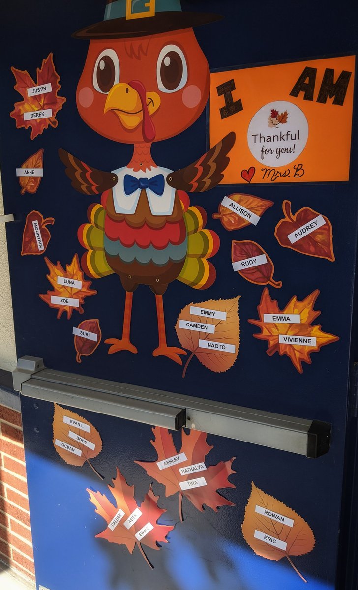 MrsB_in_Fourth's tweet photo. I love my turkeys 💕🦃💕
I wonder if they look forward to our pick-up Fridays as much as I do 🥰
Fun watching them cast their votes and saying a quick "hello" 🍂🍃 https://t.co/LEjOXFFdau