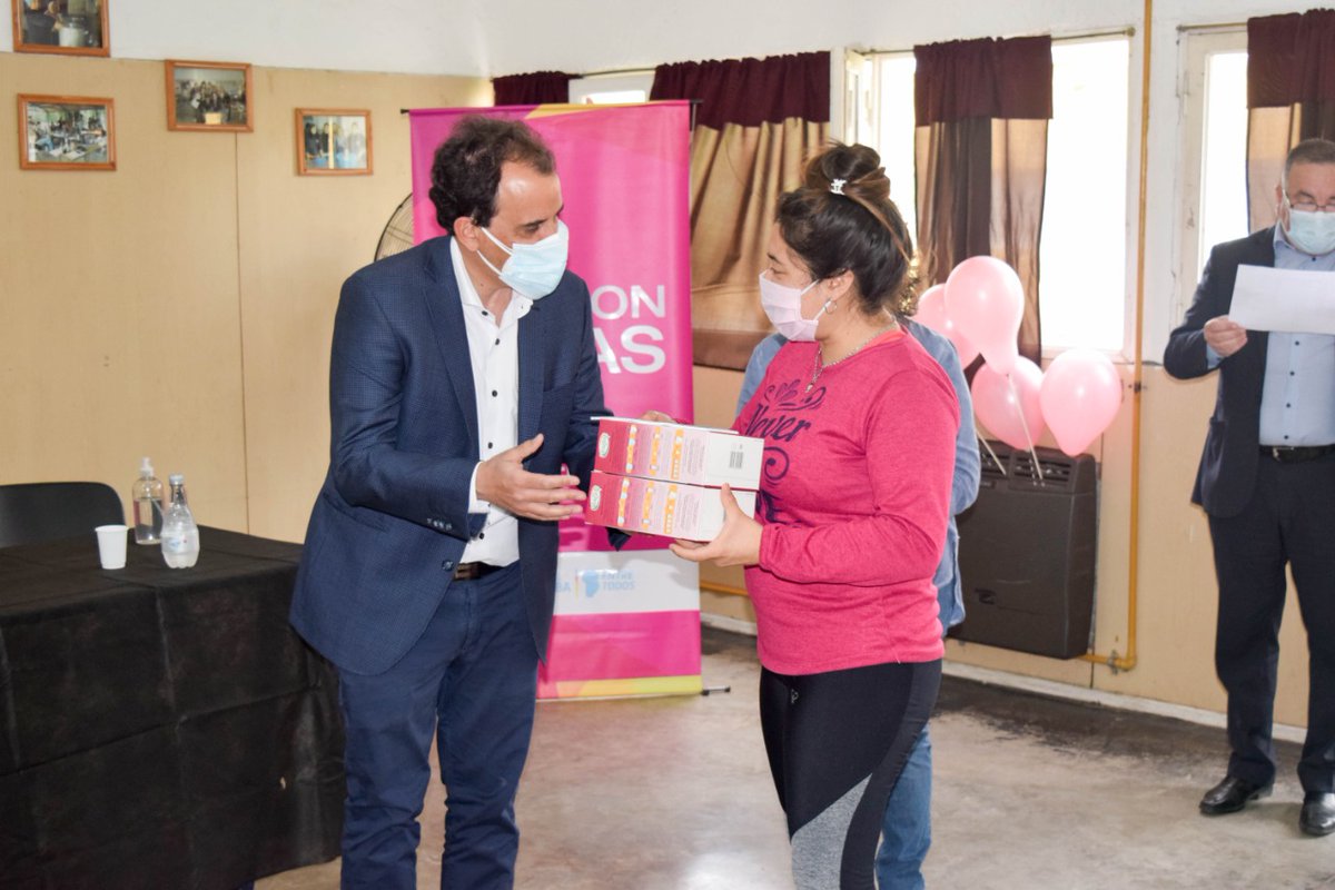 miliobR4's tweet photo. #RíoCuarto: cuidarnos siempre, juntos y #EntreTodos Acompañando a cada embarazo en todo momento.🤰
Entrega de Chequeras, Ajuares y leche del Programa🤱
#ProtecciónDeLaEmbarazadaYsuBebe
#CbaConEllas https://t.co/cT9LNJYJ6b