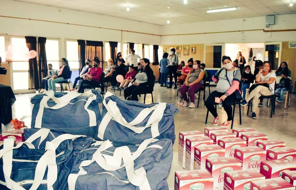 miliobR4's tweet photo. #RíoCuarto: cuidarnos siempre, juntos y #EntreTodos Acompañando a cada embarazo en todo momento.🤰
Entrega de Chequeras, Ajuares y leche del Programa🤱
#ProtecciónDeLaEmbarazadaYsuBebe
#CbaConEllas https://t.co/cT9LNJYJ6b