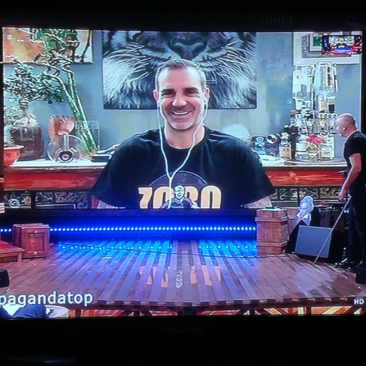 Vedo solo la somiglianza tra <a href="/Sorrentino/">Stefano Sorrentino</a> e Bradley Cooper?

<a href="/welikeduel/">Propaganda Live</a> <a href="/zdizoro/">Diego Bianchi</a> 
#propagandalive