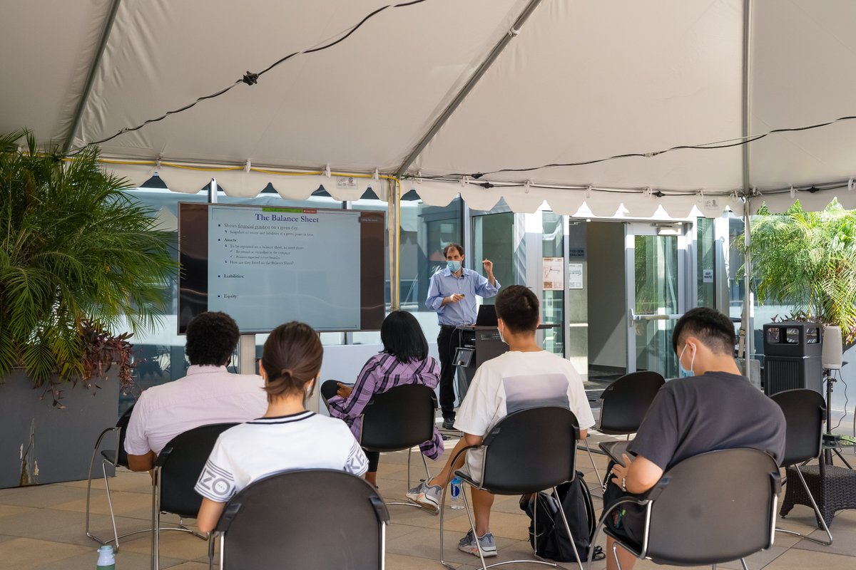 UCIrvine_MBA's tweet image. Happy Week 6, Anteaters! We hope midterm season is treating you well. Here are a few grad students safely learning in our outdoor classroom with Professor Ben Lourie! 💙💛 #UCIMerage #DigitallyDriven