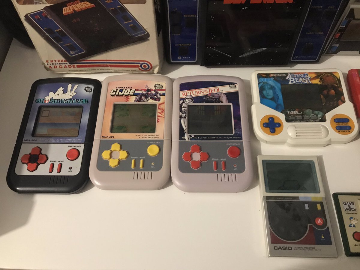 SandKill76's tweet photo. Parte de mi colección de maquinitas hay un poco de todo. #GameandWatch #Konami #Tiger #Casio #Entex #MicroGames https://t.co/qXQEaHXeRd