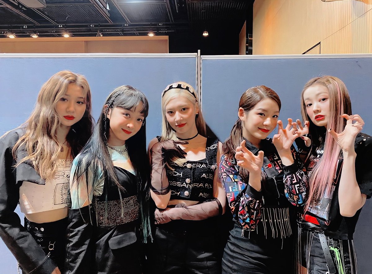 OFFICIALCOD5's tweet photo. ⠀⠀❏ : Whαt's чour number? ⊹ ᴄᴏᴅᴇ's ᴜᴘᴅᴀᴛᴇ [ ***** ] ⛓️ · #DREAMOFUS % 

Salimos de la secret casita para ir al #ENDREAM_DB! Mientras les presumimos los outfits tan bonitos que tenemos el día de hoy.
¡Mucha suerte, @ENDLESS_TWT! https://t.co/8DmJcNNHqS
