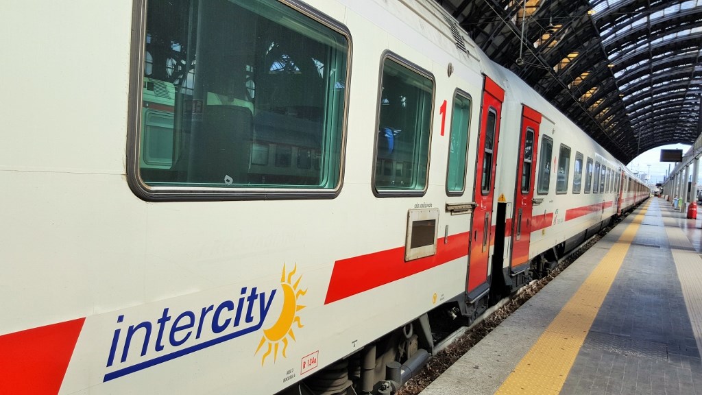 Inter city. Поезд Intercity в Италии. Поезд Интерсити Италия. Intercity 125. Intercity поезд Италия внутри.