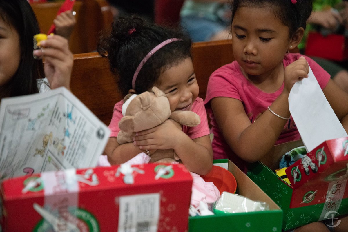 Franklin_Graham's tweet photo. Did you know that you can even pack @SamaritansPurse @OCC_Shoeboxes online? You can write a personalized note for the child who will be receiving your shoebox gift! Build yours here: https://t.co/ZgZ88EfJJ1 https://t.co/saE3v15OdV
