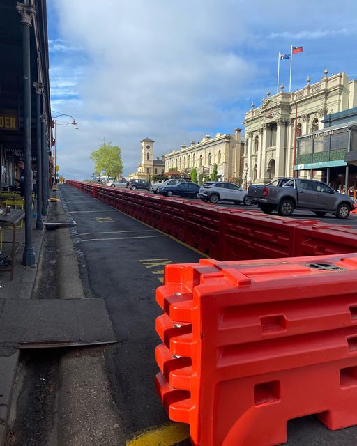 Installed barriers along Vincent Street #Daylesford to widen the footpaths for the increase in tourists and outdoor dining expected when the 'ring of steel' ends at midnight Sunday #regionaltourism 
Pic: Ben Robertson