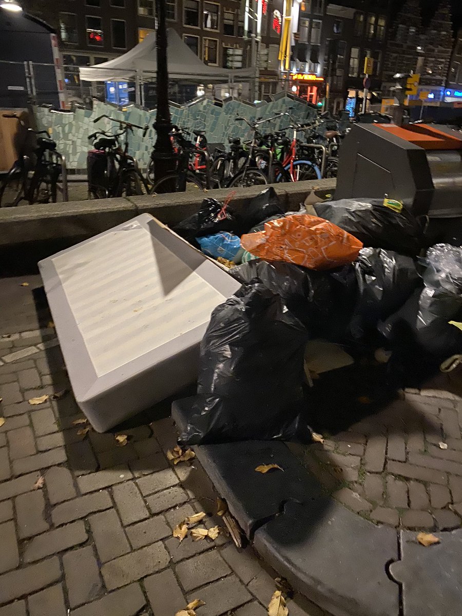 fabstylistikaNL's tweet photo. #zwerfvuil #nieuwmarkt #kloveniersburgwal tegenover nummer 7 #plasticbak met #grofvuildump @webcare020 #amsterdamlife https://t.co/vj7n2FCR1e