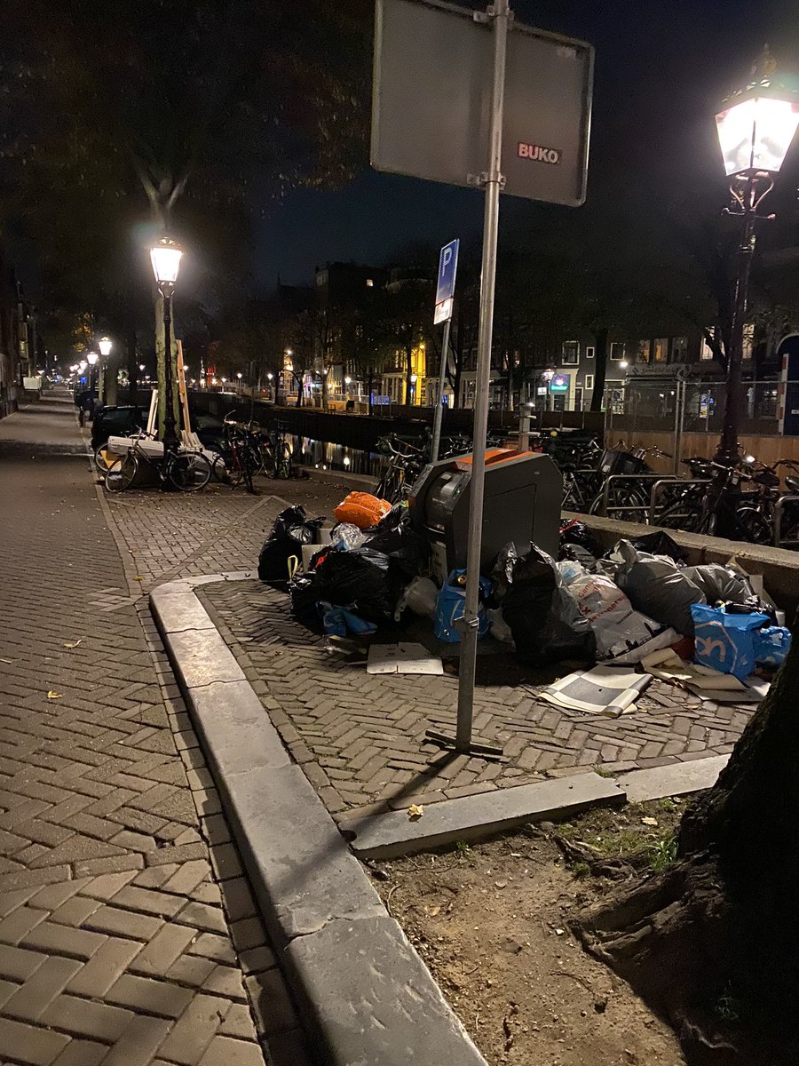 fabstylistikaNL's tweet photo. #zwerfvuil #nieuwmarkt #kloveniersburgwal tegenover nummer 7 #plasticbak met #grofvuildump @webcare020 #amsterdamlife https://t.co/vj7n2FCR1e