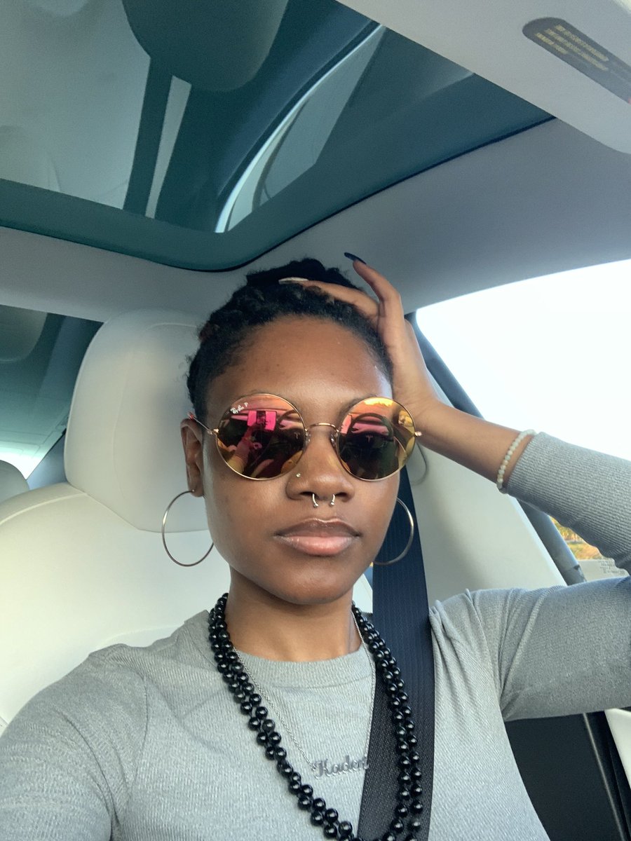 KadenJaeleah's tweet photo. I take selfies while my car drives itself ✨ #TeslaBae https://t.co/zrXBGJfZoP
