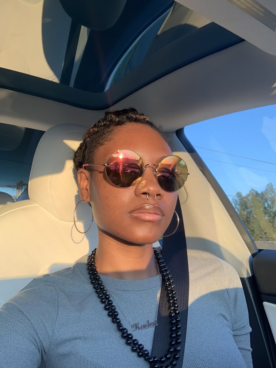 KadenJaeleah's tweet photo. I take selfies while my car drives itself ✨ #TeslaBae https://t.co/zrXBGJfZoP