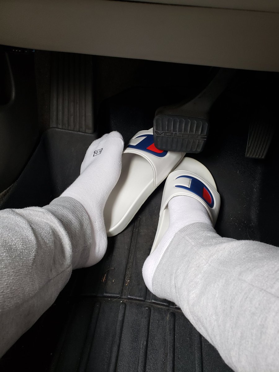 ful_adi's tweet photo. Chillin' in my white #Champion #Slides and #KBSocks #ChampionSlides #ChampionSliders #ChampionSandals #kbellsocks #CostcoSocks #SocksandSlides #SocksandSliders #Socksandsandals #Sockswithslides #Socksnslides https://t.co/j1UsPK6kYw