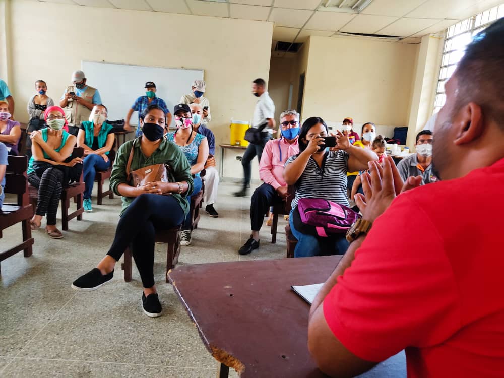 OrtilezAlexis's tweet photo. Este jueves #05Nov en el Sector los Magallanes del Mp. #SanDiego se juramentó el Comandito de Campaña Renacer del Comandante.

Una vez más nuestras Comunas y Consejos Comunales a la vanguardia del compromiso histórico.

#VenVamosJuntos al Rescate de nuestra Asamblea Nacional! https://t.co/8rU3RWAjsm