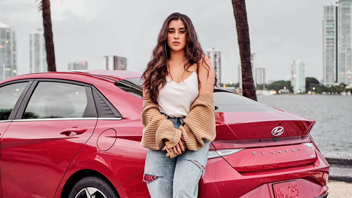 LaurensRainbows's tweet photo. De los creadores de Ally Brooke con dos pies izquierdos y Camila Cabello con 6 dedos, llega Lauren Jauregui sin una pierna https://t.co/Gpz8IjRWHw