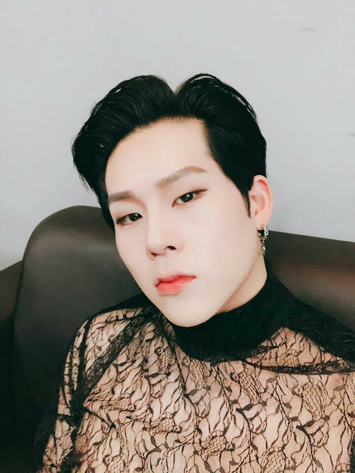 JsMonsta_'s tweet photo. ## 💿 ゞ ¡𝗛𝗢𝗢𝗧! 𝗧𝗛𝗜𝗦 𝗜𝗦 𝗚𝗥𝗔𝗩𝗜𝗧𝗬 𝗫
sᥱvᥱn boys who wıll _ ɑttrɑct you . . .
<𝟬𝟲.𝟭𝟭.𝟮𝟬 — 𝐄𝐕𝐄𝐍𝐓>
#THOMAS🦊

ㅤㅤㅤ➫ #MymoonDebut 
ㅤㅤ➫ #StarsForMymoon 

Tocó venir al debut de @wearemymoon y muero por verlas en el escenario. 
¡Felicidades, chicas! https://t.co/0vVQBktyxQ