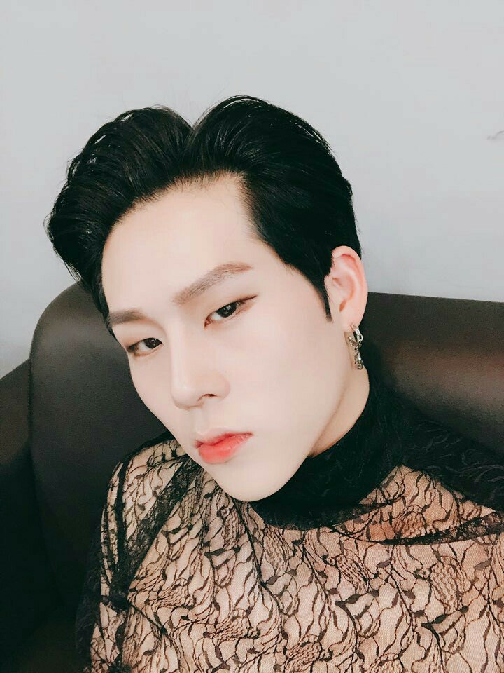 JsMonsta_'s tweet photo. ## 💿 ゞ ¡𝗛𝗢𝗢𝗧! 𝗧𝗛𝗜𝗦 𝗜𝗦 𝗚𝗥𝗔𝗩𝗜𝗧𝗬 𝗫
sᥱvᥱn boys who wıll _ ɑttrɑct you . . .
<𝟬𝟲.𝟭𝟭.𝟮𝟬 — 𝐄𝐕𝐄𝐍𝐓>
#THOMAS🦊

ㅤㅤㅤ➫ #MymoonDebut 
ㅤㅤ➫ #StarsForMymoon 

Tocó venir al debut de @wearemymoon y muero por verlas en el escenario. 
¡Felicidades, chicas! https://t.co/0vVQBktyxQ