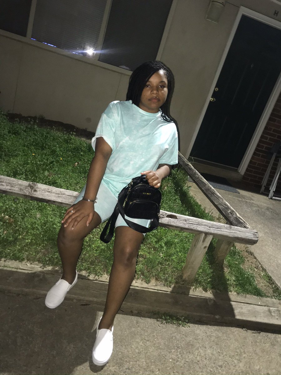 ___MARKIA's tweet photo. Me looking back at the of the stuff I let slide in the past makes me sick to my stomach today . My vibe rare Loyalty rare Beauty straight natural with a heart big asf . So why should I continue to let people in my life that don’t fit i don’t want no parts in that shit no more 💯 https://t.co/OltF3o7oU3
