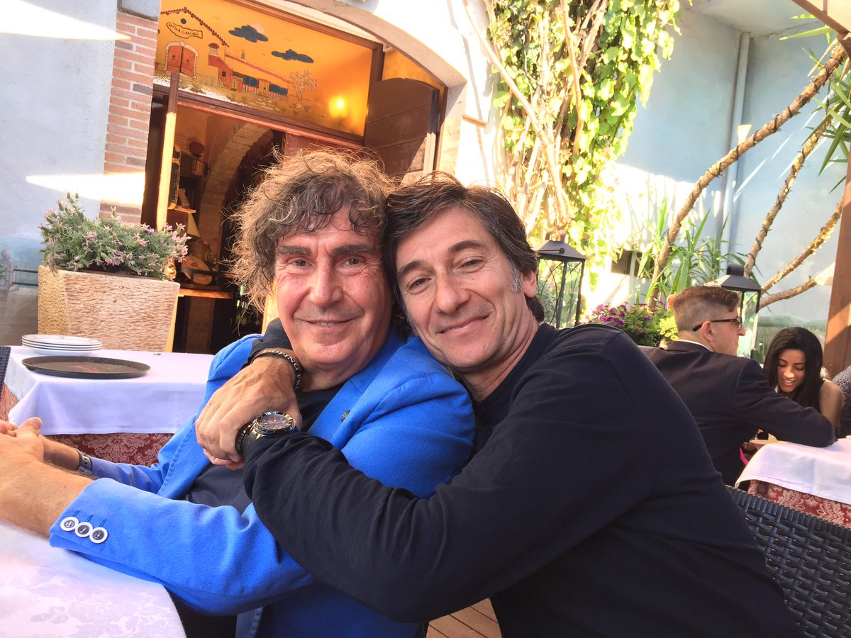 Stefano_Pantano's tweet photo. Vorrei ancora abbracciarti così...fratello mio. Sento un vuoto terribile. Sei stato un uomo intelligente, colto, generoso e divertente come pochi. Porterò nel cuore ogni momento passato con te, grazie per la tua amicizia per me è stato un dono. Mi mancherai tanto...Tiziana tvb https://t.co/Ayby0cE2Qw