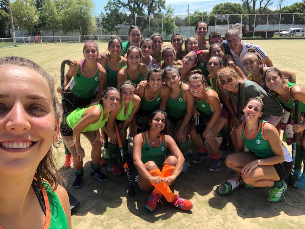 Hockeyunlam1ra's tweet photo. Una foto tuya en el verano 2020 sin imaginar que esto iba a pasar...

Éramos felices y lo sabíamos, solo queríamos que termine la pretemporada y arranque el torneo 😓💚 https://t.co/Fi0ApvyXzQ