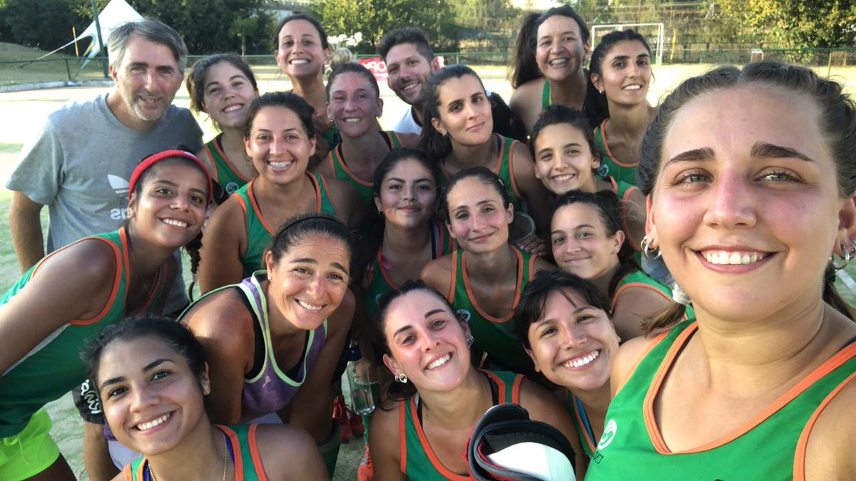 Hockeyunlam1ra's tweet photo. Una foto tuya en el verano 2020 sin imaginar que esto iba a pasar...

Éramos felices y lo sabíamos, solo queríamos que termine la pretemporada y arranque el torneo 😓💚 https://t.co/Fi0ApvyXzQ