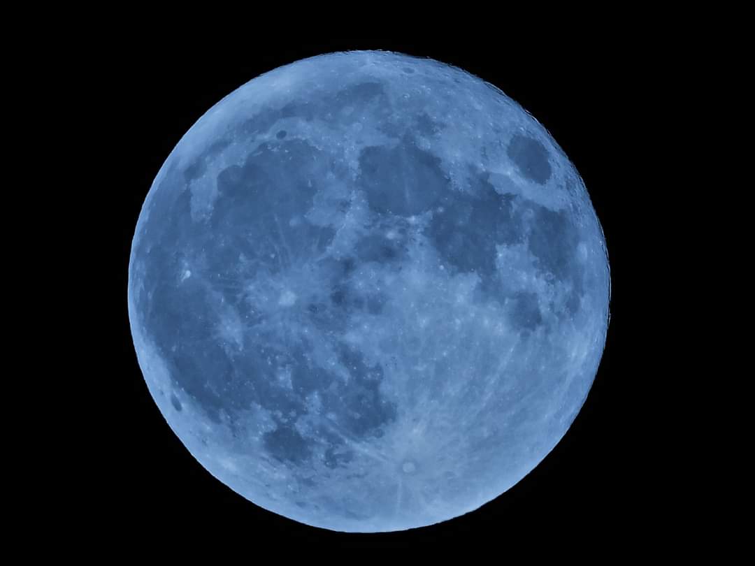 FrostCoreStudio's tweet photo. Here are some shots of the full moon cycle Oct1st-Oct31st I have more on my deviant art page, link on my profile if interested. #fullmoon #October #bluemoon2020 #photography #space #astrophotography #nightsky #art #ArtistOnTwitter https://t.co/0HB3c5iJqp