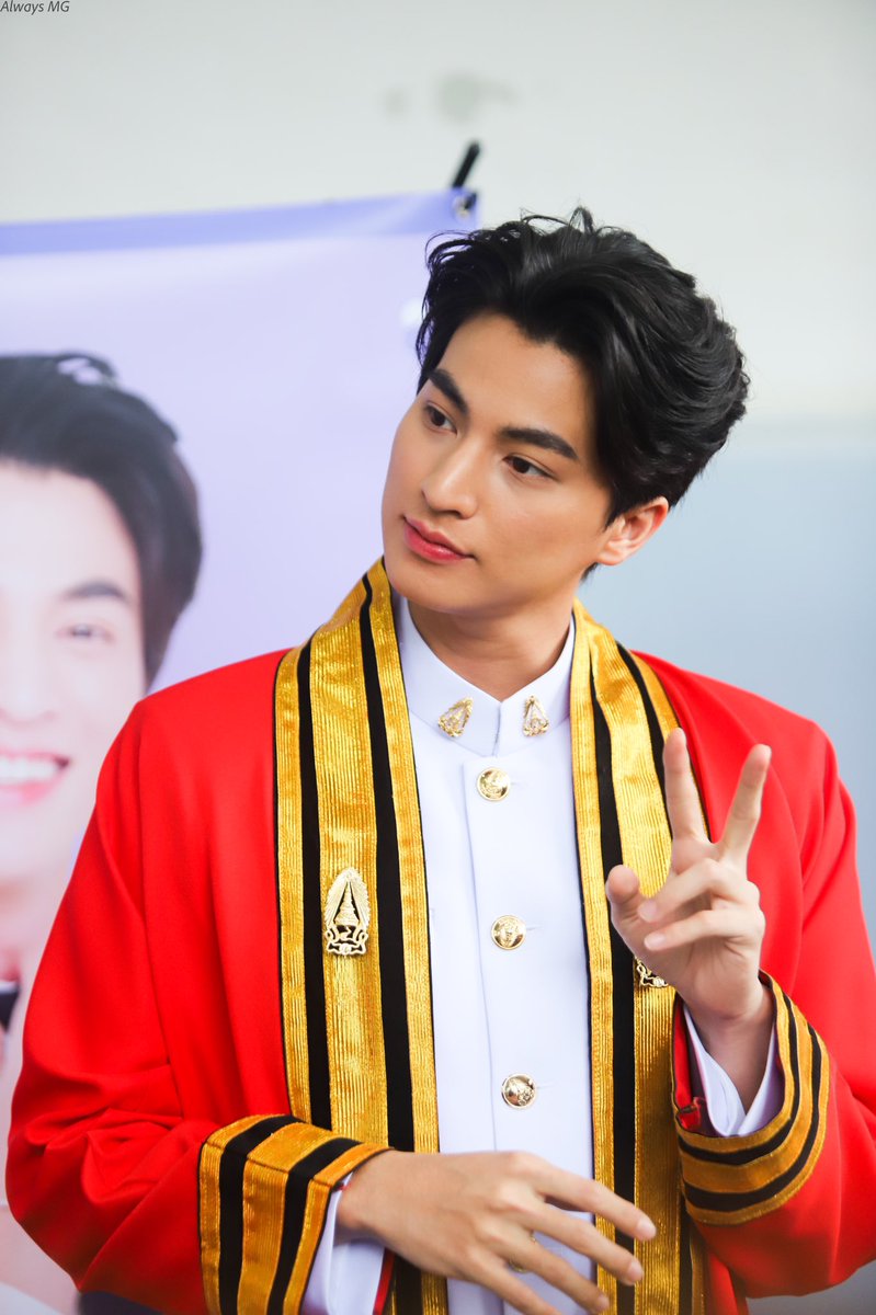 AsAlways_21's tweet photo. บัณฑิตกลัฟ หล่อมากเลยครับ 

😭💖 @gulfkanawut 

#GulfKanawut https://t.co/5ck66CysoS