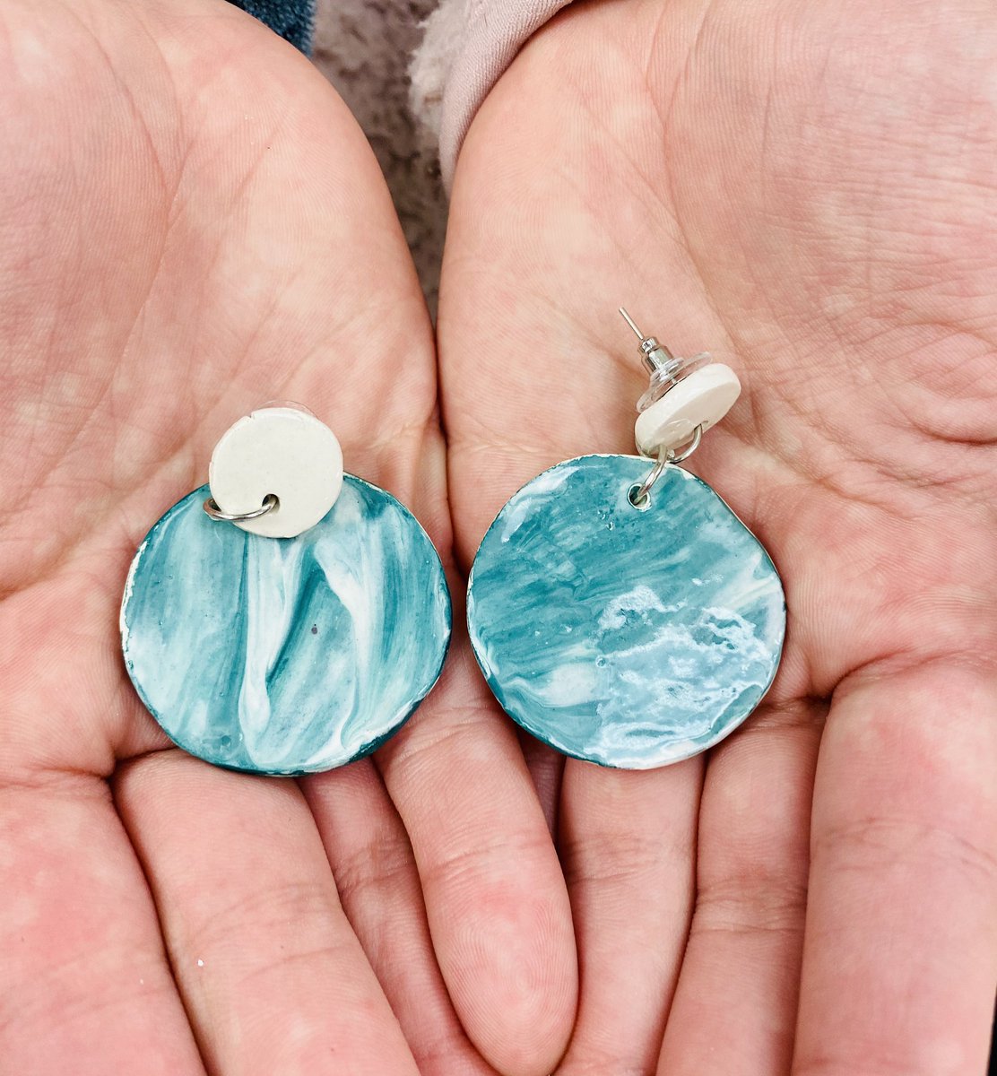Sirridge_Art's tweet photo. Madi made these earrings last quarter and they are the cutest! Yay for adding jewelry to the project list 🙌🏻 #ceramicearrings #ceramics #ceramicjewelry #practicalart #highschoolart https://t.co/HXHFYM6xU6