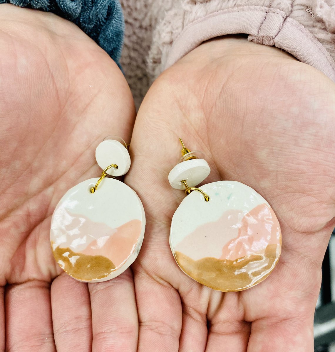 Madi made these earrings last quarter and they are the cutest! Yay for adding jewelry to the project list 🙌🏻  #ceramicearrings #ceramics #ceramicjewelry #practicalart #highschoolart