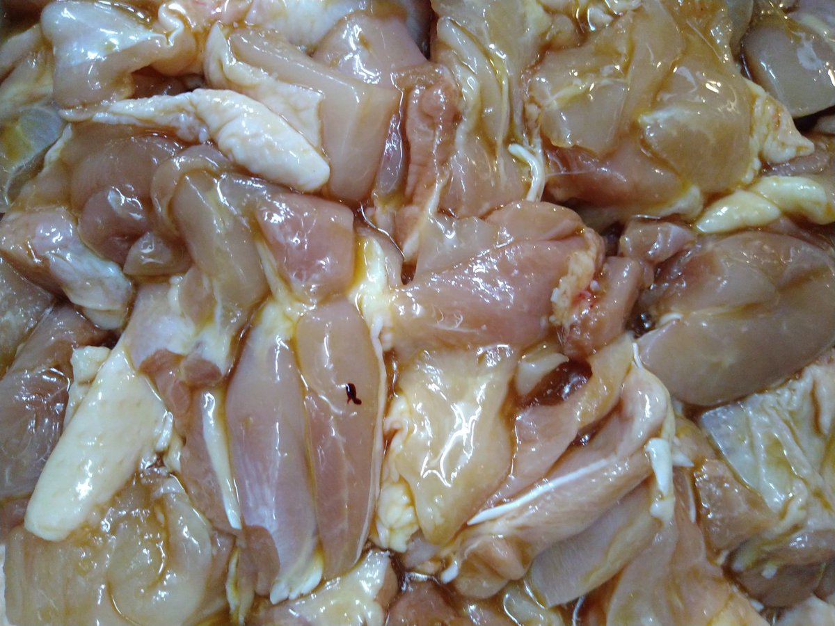 yamabiko1208's tweet image. 唐揚げ味の漬け込みです。
なかなか手間かかるんですよ(笑)。今は、大人数の宴会や法事がまったく無くなり、本当に飲食店厳しい毎日ですが、頑張って行きたいと思います。＃越谷やまびこ　＃手打ちそばやまびこ　＃田舎そば　　　＃RT希望　＃コロナ換気　＃アルコール消毒　＃越谷レイクタウン　＃鴨