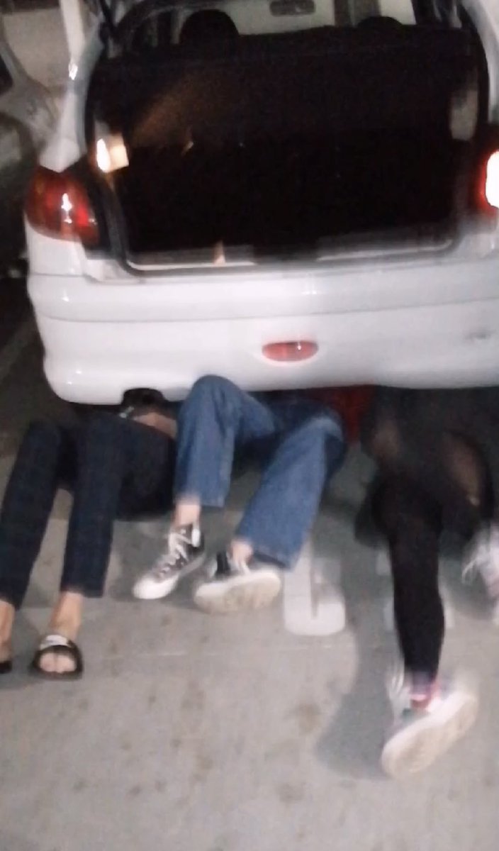 yaellegbrt's tweet image. Bon il est 1h45 du mat on vient de finir changer le pneu crevé de @marie_doussinet avec @Mathilde_Drds #mécano #cric #sympa