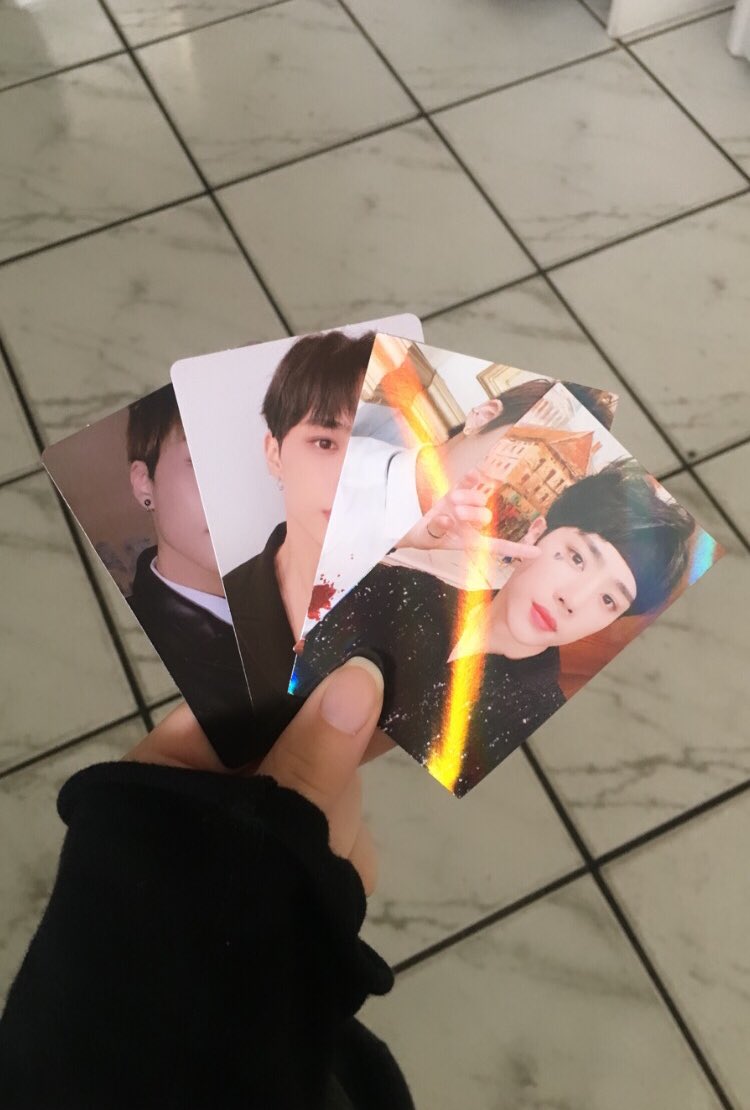 kyeopmuna's tweet photo. finally adding the holos to my collection 🥺 thank you sm for selling @lovedeobis ! 💕 #lcveproofs https://t.co/YnVO01d4sm