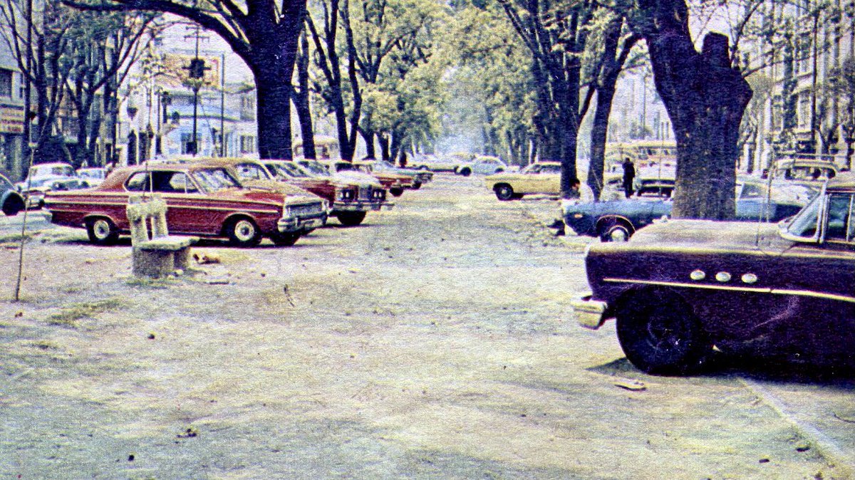CvillasanaS's tweet photo. El camellón de la avenida Mazatlán, en la colonia Condesa, utilizado de estacionamiento público en 1976. Irreconocible. Del lado derecho están los "Edificios Condesa". https://t.co/NUlGXgdiSN