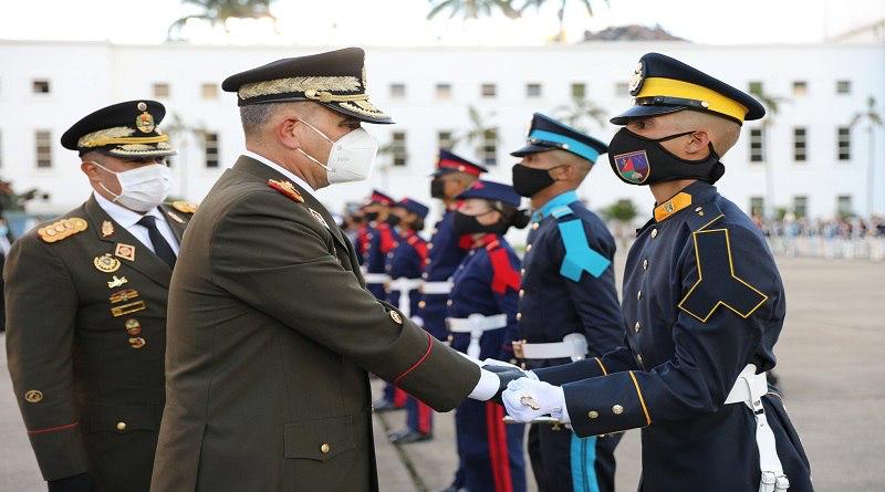 NicolasMaduro's tweet photo. Me siento emocionado al saber que la familia militar, cuenta con 2.100 jóvenes que visten el uniforme de heroicidad, y al igual que el Cmdte. Chávez, fueron investidos como cadetes, constituyéndose en la generación de relevo de la digna #FANB, hoy más que nunca ANTIIMPERIALISTA. https://t.co/SgLhiTk4nX