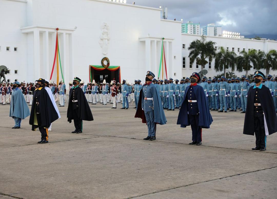 NicolasMaduro's tweet photo. Me siento emocionado al saber que la familia militar, cuenta con 2.100 jóvenes que visten el uniforme de heroicidad, y al igual que el Cmdte. Chávez, fueron investidos como cadetes, constituyéndose en la generación de relevo de la digna #FANB, hoy más que nunca ANTIIMPERIALISTA. https://t.co/SgLhiTk4nX