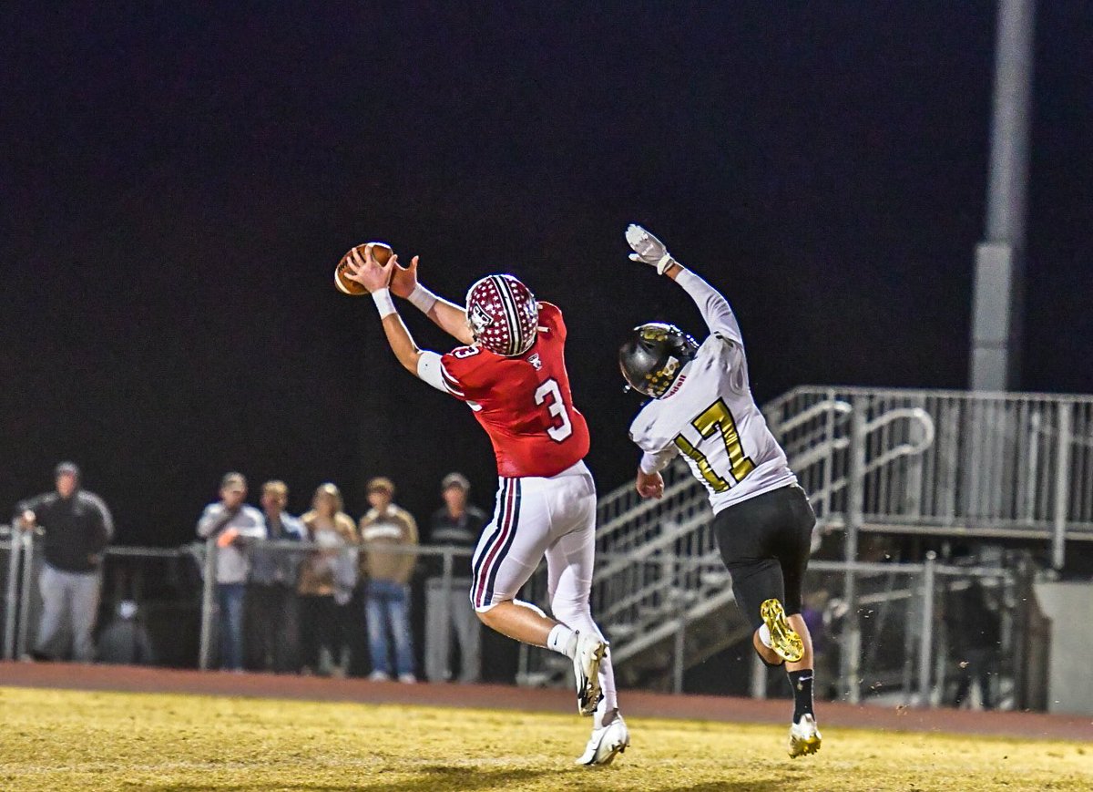 ZachBirdsong's tweet photo. Tullahoma strikes quick as Ryan Scott hits Joe Duncan for a 62-yard touchdown. With 10:28 left in the first quarter, the Wildcats lead 7-0. https://t.co/YKUGQxet3F