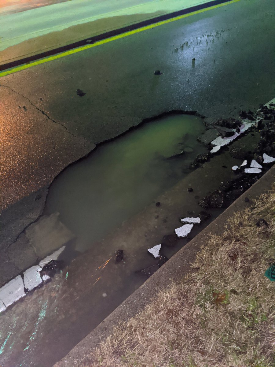 LeAnna_Pearl_'s tweet photo. @louisvillemetro @louisvillekygov @louisvillewater Road work left a huge hole next to the Valero on Smyrna. Water is everywhere. This is absolutely ridiculous! I had my children in the car and we got a flat. No safe!! https://t.co/o1wWDgxIAb