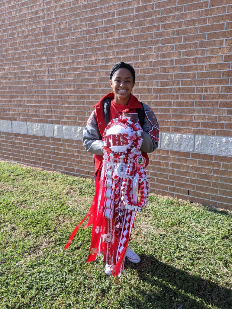 AprilJaneHoust1's tweet photo. Homecoming!!!!❤️❤️🎊🎊#TravisTigers #tigerpride365 #HomecomingWeek https://t.co/eGBBZwnyEW