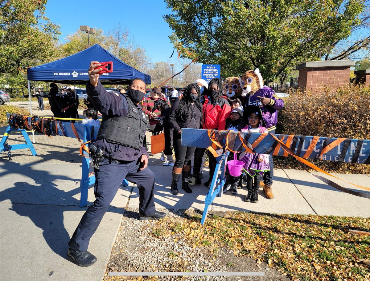 ChicagoCAPS07's tweet photo. @ChicagoCAPS07 hosted a “Trunk or Treat” on Halloween! Great times bad &amp; magical
memories made! 
@Chicago_Police @ChiefDavidBrown @ChicagoCAPSHQ 
#IRockWith7 #Englewood #RodSpeaks #PreachingPolice #OfficerJodeci

For More Pictures, click the link:
https://t.co/W9BJu2lXAx https://t.co/j3eaktNcGs