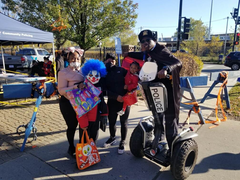 ChicagoCAPS07's tweet photo. @ChicagoCAPS07 hosted a “Trunk or Treat” on Halloween! Great times bad &amp; magical
memories made! 
@Chicago_Police @ChiefDavidBrown @ChicagoCAPSHQ 
#IRockWith7 #Englewood #RodSpeaks #PreachingPolice #OfficerJodeci

For More Pictures, click the link:
https://t.co/W9BJu2lXAx https://t.co/j3eaktNcGs