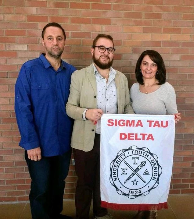 SigmaTauDeltaVU's tweet image. Former member, Kristian, proudly holds the Sigma Tau Delta banner with his family! 

1 more day until we meet our new members!! 💗📝

#SincerityTruthDesign