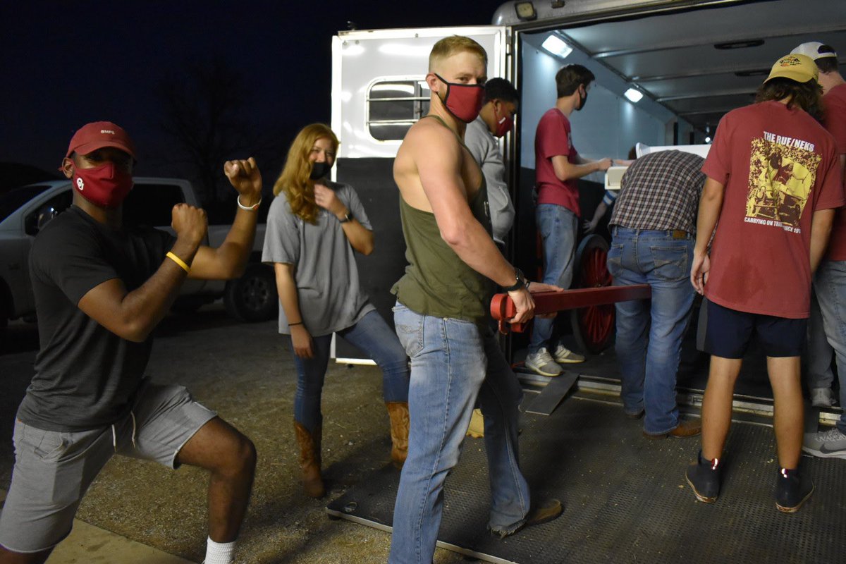 OURUFNEKS's tweet photo. Schooner? Loaded. Ponies? Washed. Game? Ready. #BoomerSooner https://t.co/IgbVNSUa0C