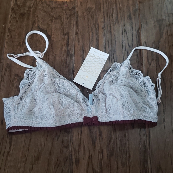 TabithasThrift's tweet photo. So good I had to share! Check out all the items I'm loving on @Poshmarkapp #poshmark #fashion #style #shopmycloset #fashionnova #stylestalker #eberjey: https://t.co/xhtDfUnLS1 https://t.co/ws923ptsyr