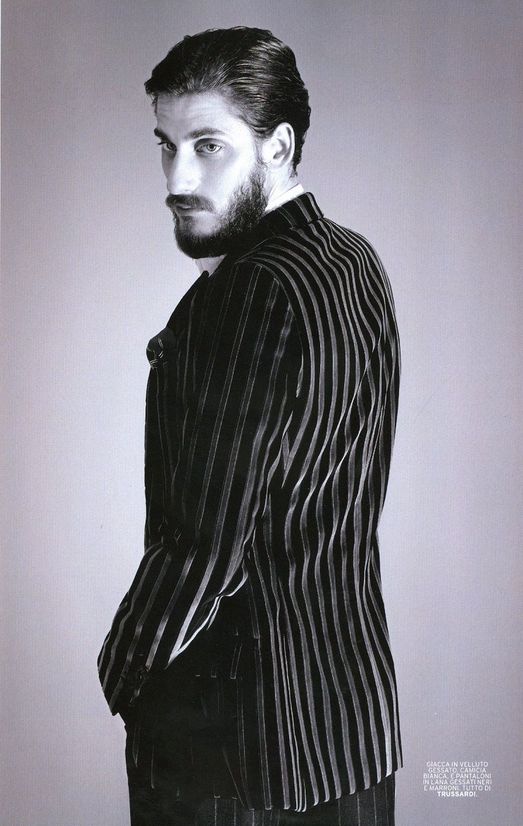 Pochiperpe's tweet photo. L'officiel italia - 2012 (Eng)

The beard and the crystal eyes: these are the signs of Luca Marinelli.  "Without a beard", he says, "I find myself unpleasant" - now he keeps it quite long for professional reasons, but he can't "stay without it." [1/6] https://t.co/58ys1JO6bw