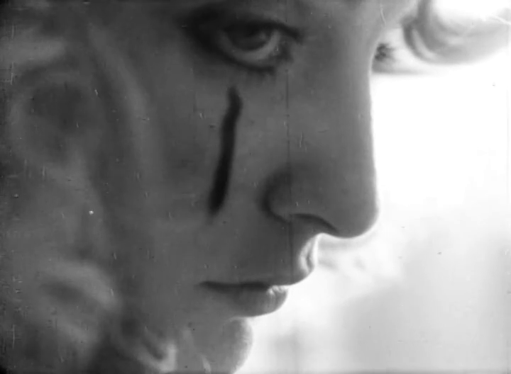 enduringscreens's tweet photo. Imagens (Luiz Rosemberg Filho, 1972) - vital, haunted, mournful, droning, corrosive, lyrical, desperate to express the unspeakable. Plus there's a lot of facepaint. Hat tip to @cinelimite for providing access to this great film ... https://t.co/zp7aPdJxYx