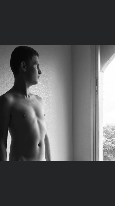 This photo was taken a year ago. I’m sure I’ll start aging one day. https://t.co/2f047J4pbr