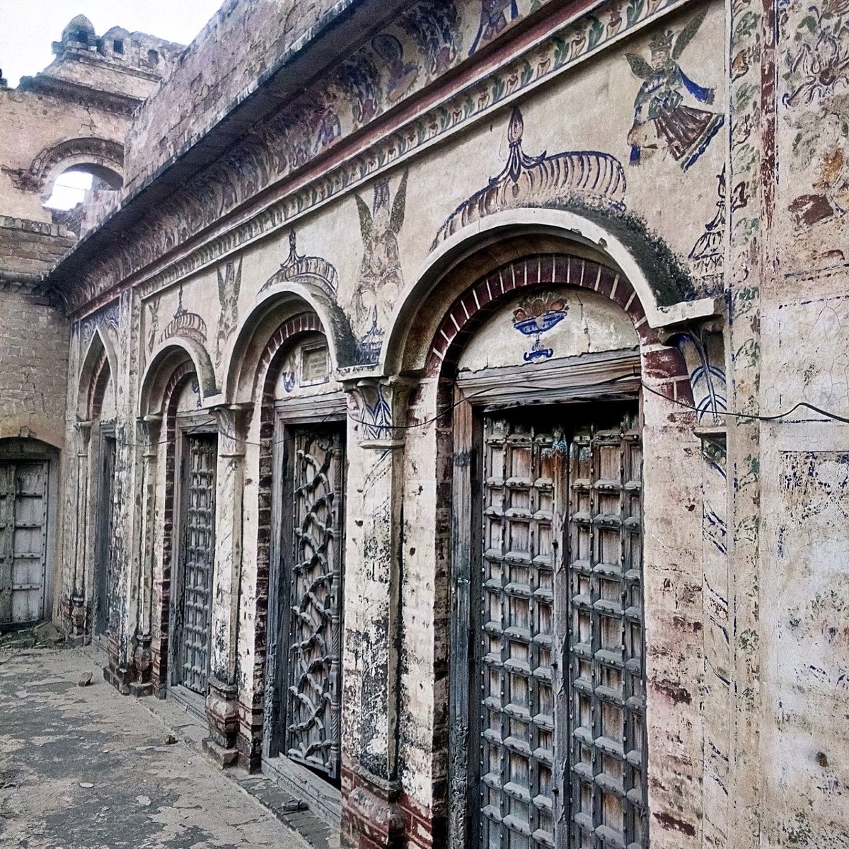 Away from the myths of storytelling, we come across an imposing structure rich in history & architectureThe building with its ancient walls, floral frescos with faded yet bright and deep colours, wooden frames, facades, jaharokas and murals stood there in all exquisite detail