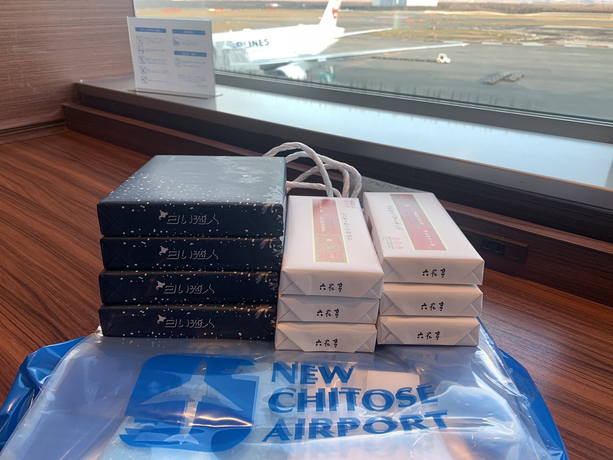 秋田酒造 野本 翔 新千歳空港ラウンジです Go To キャンペーンの地域共通クーポンで社員へのお土産を買いました これから北海道出張から帰ります 地域共通クーポン