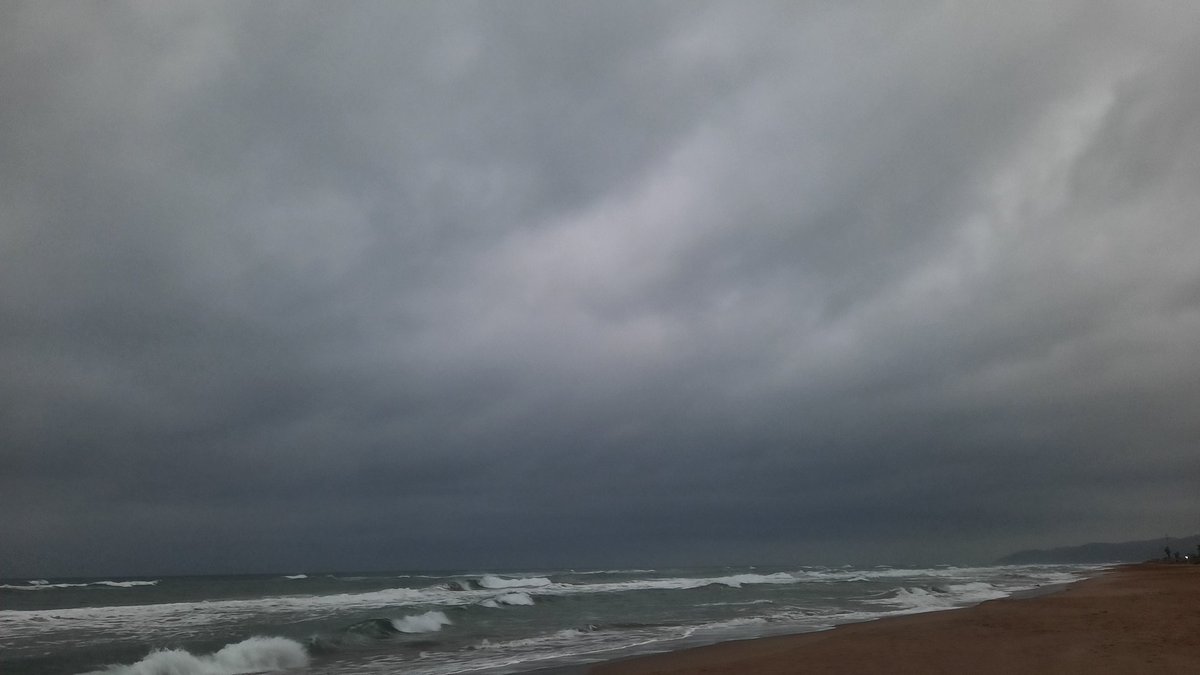 xavicabopapiol's tweet photo. @gemmapuigf @alcantara_alb @TomasMolinaB @enricagud @jjanue @eltempsTV3 @AEMET_Cat @ARAmeteo @Oriol_RB @jponsota @manelcascante @btveltemps @meteocat @SergiLoras #Pluja al mar. #Gava. https://t.co/8HYaXNIvHd