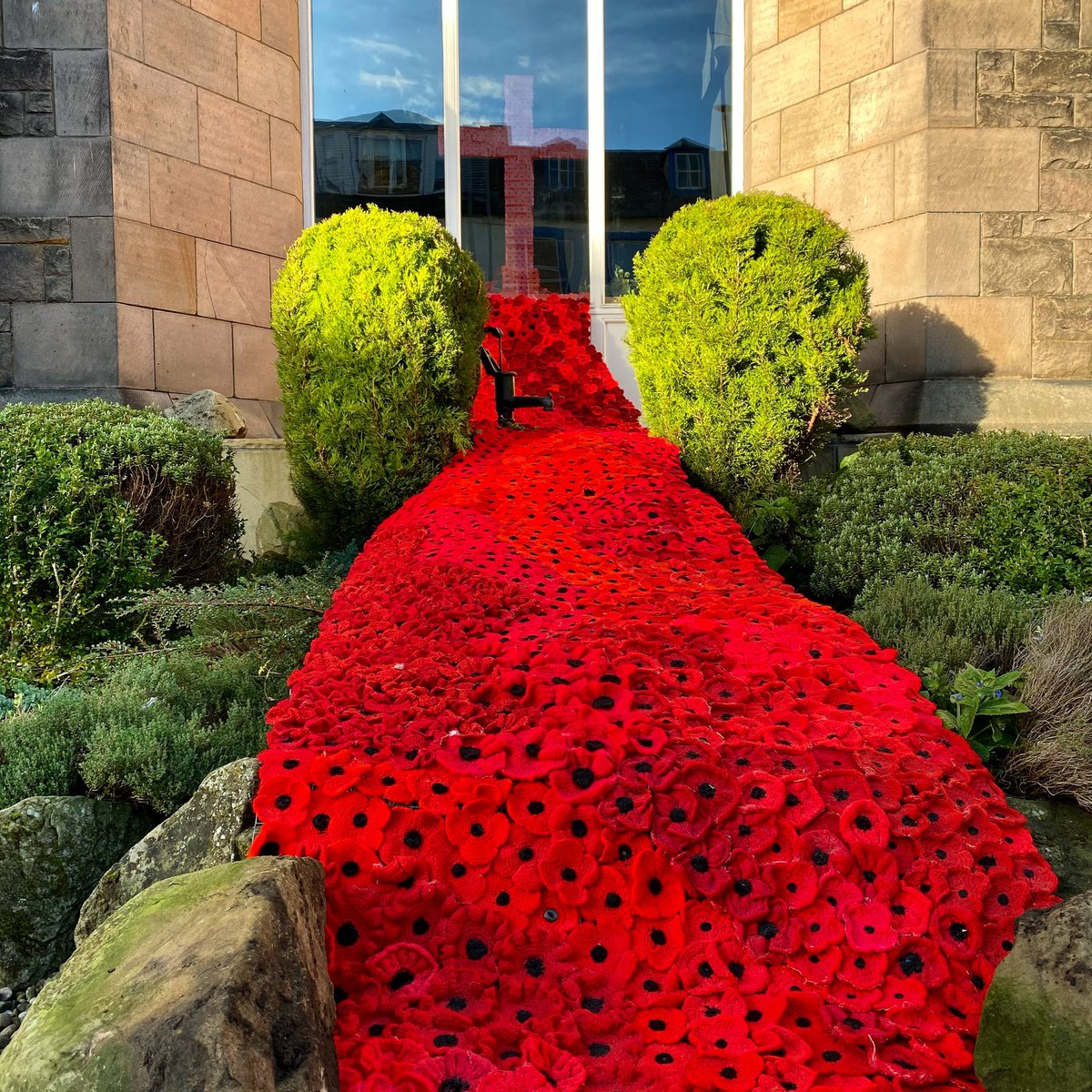 If you are in Coldstream take a moment to observe our Remembrance Day display, thanks to all who contributed with the poppies. 
#scotlandstartshere #coldstream 
#remembrancesunday #lestweforget🌺 #poppydisplay