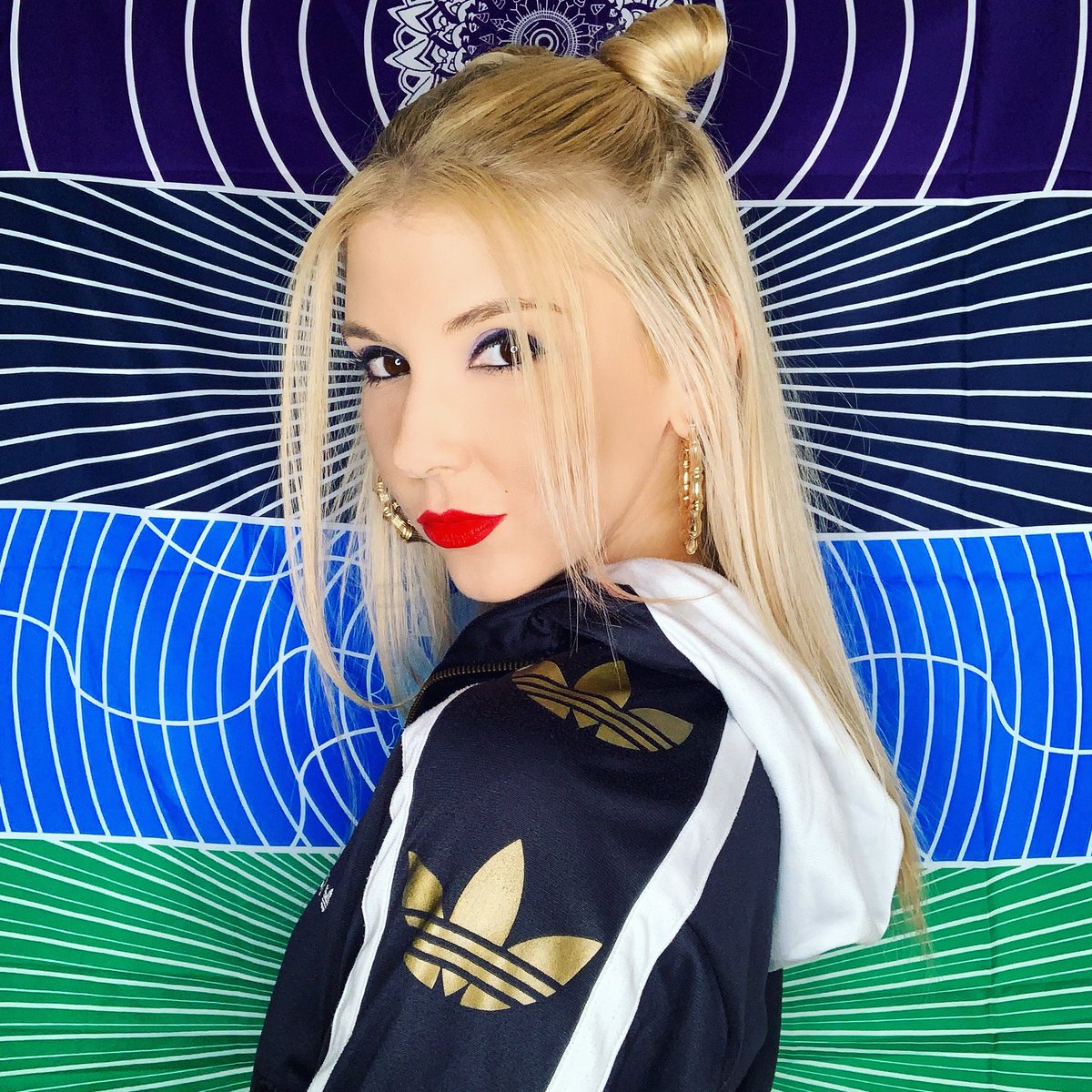 EyeshaOfficial's tweet photo. In tune and forever evolving, you will never find me in the same space you last saw me in🧝♀️🦋🔮🧿
•
#eyesha #meettheeyes #petiteboss #eyevibes #eyehouse #eyethoughts #themeetup https://t.co/5equamzh4y